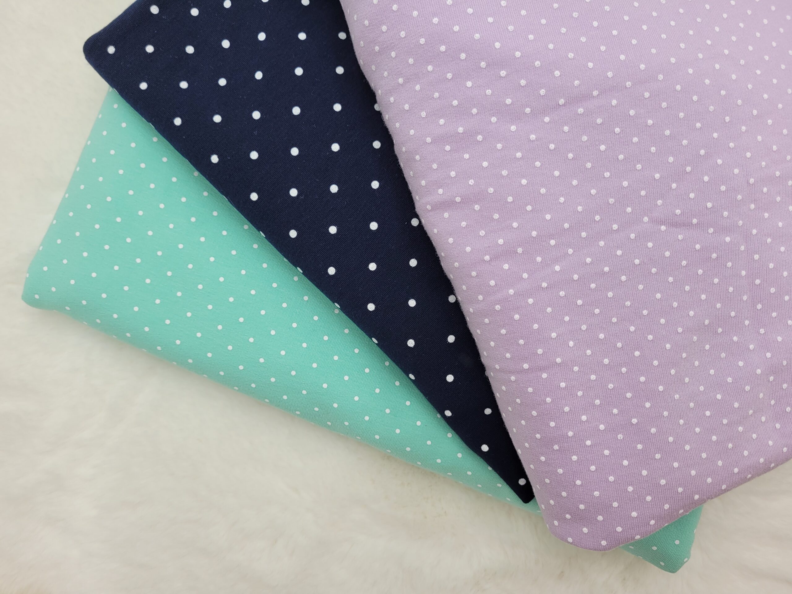 Dzianina w białe kropki kolory