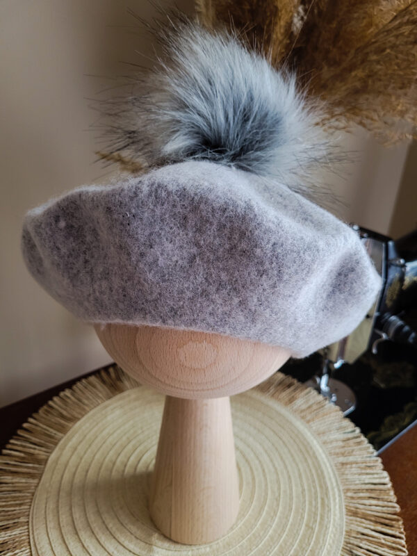 Beret dziewczęcy z pomponem szarym Beret dziewczęcy z pomponem szarym