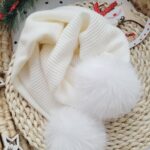 Szalik zimowy e cru z pomponami białymi