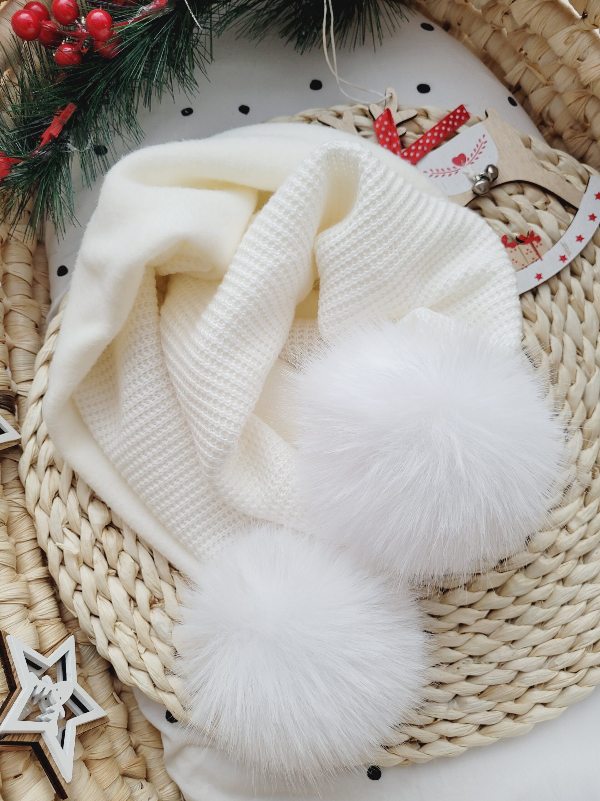 Szalik zimowy e cru z pomponami białymi