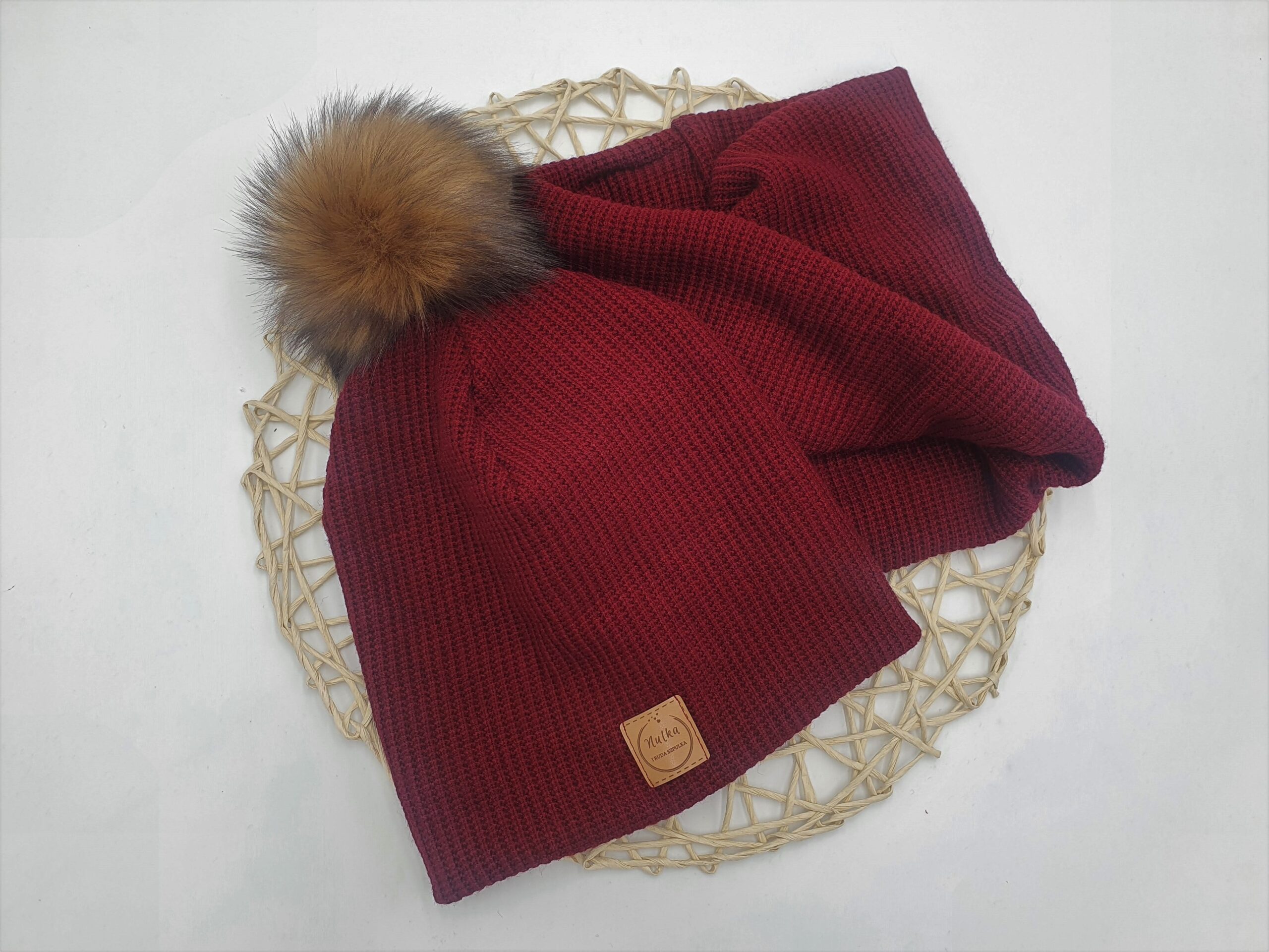 Czapka dziecięca z brązowym pomponem i komin zimowy bordowe