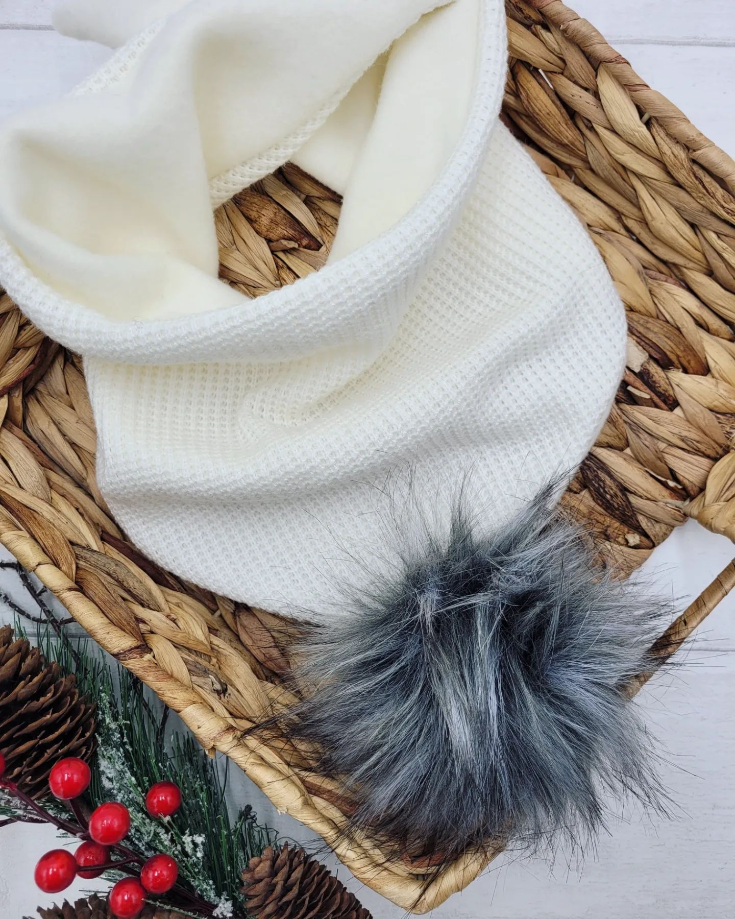 Chusta wiązana dziecięca zimowa z pomponem szarym