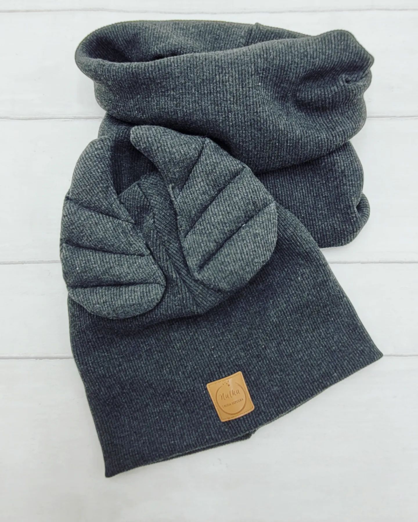 Dziecięca czapka prążkowana ze skrzydłami i komin kolor antracyt