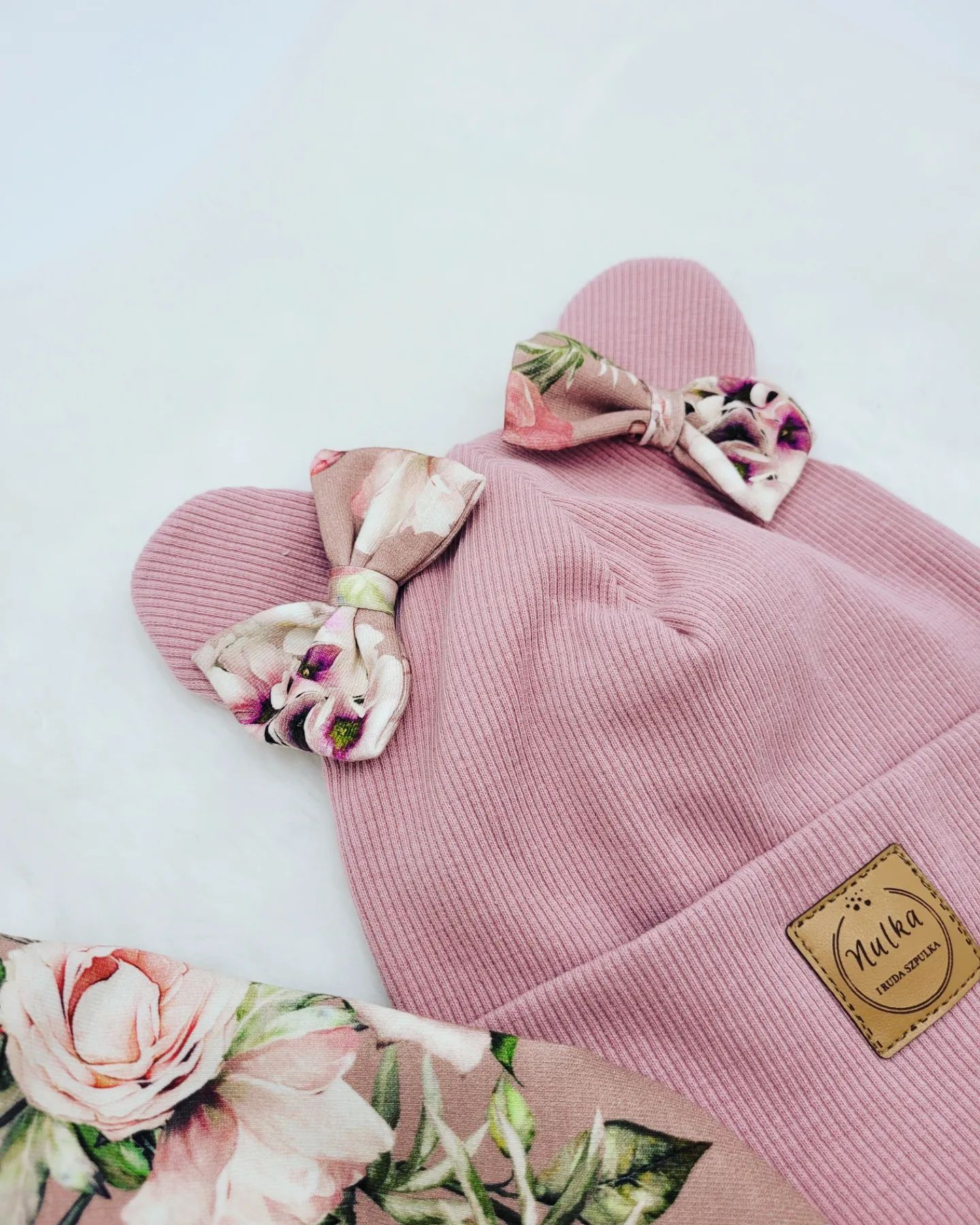 Czapka prążkowana dziecięca z uszkami i kokardkami