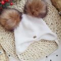 Czapka zimowa wiązana ecru pompony brązowe