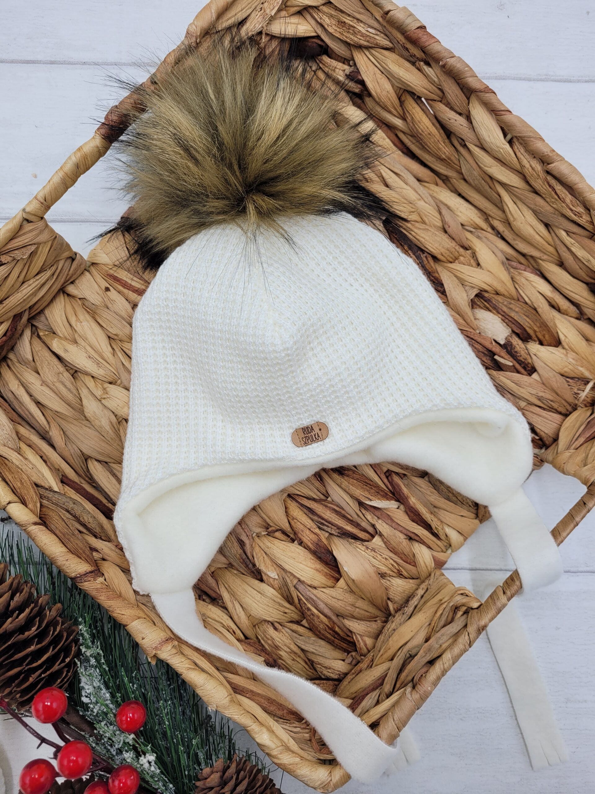 Czapka wiązana ecru z pomponem miód brąz