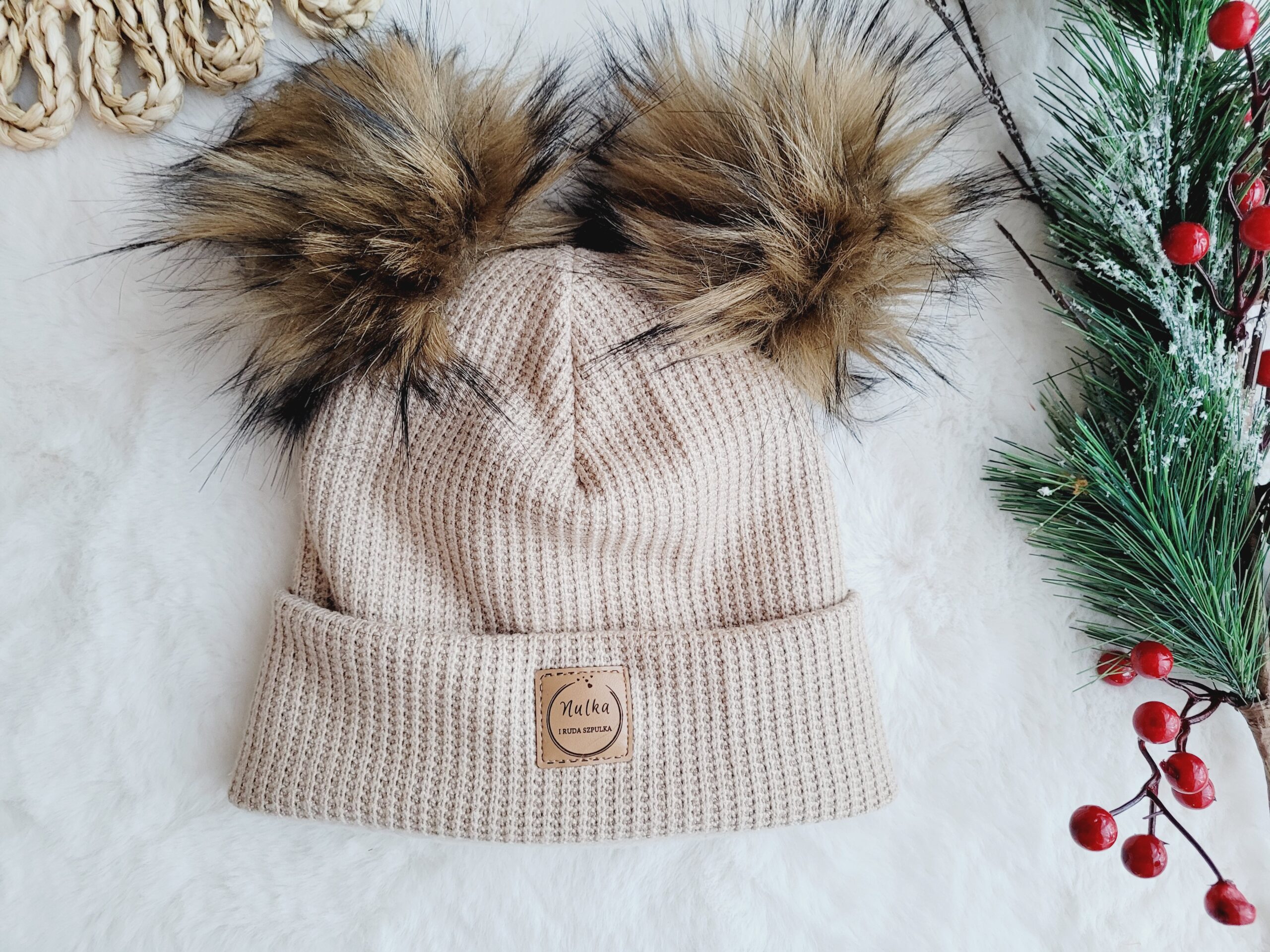 Czapka zimowa beżowa z pomponami miód brąz