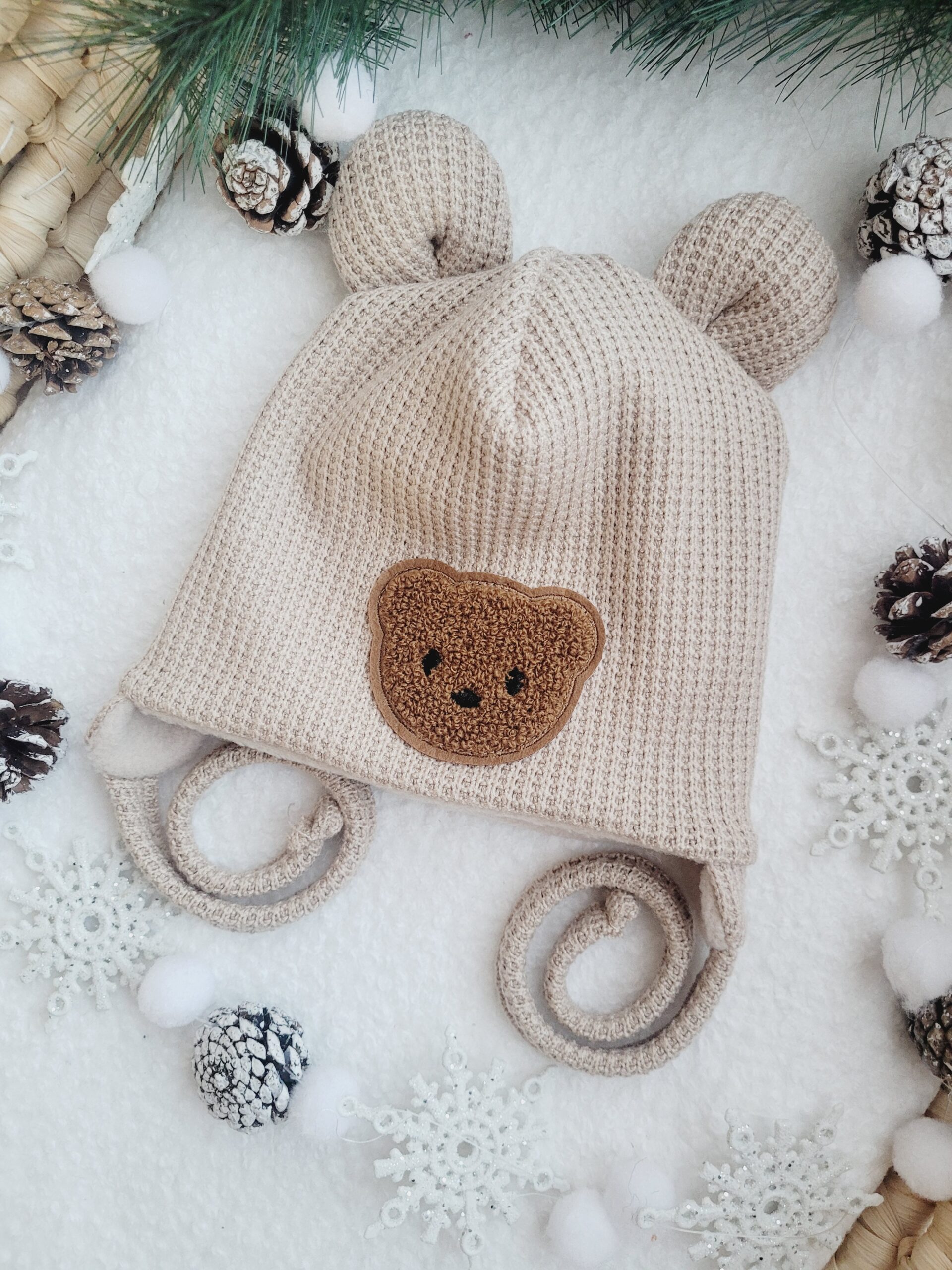 Czapka zimowa prosta beż z uszkami i misiem