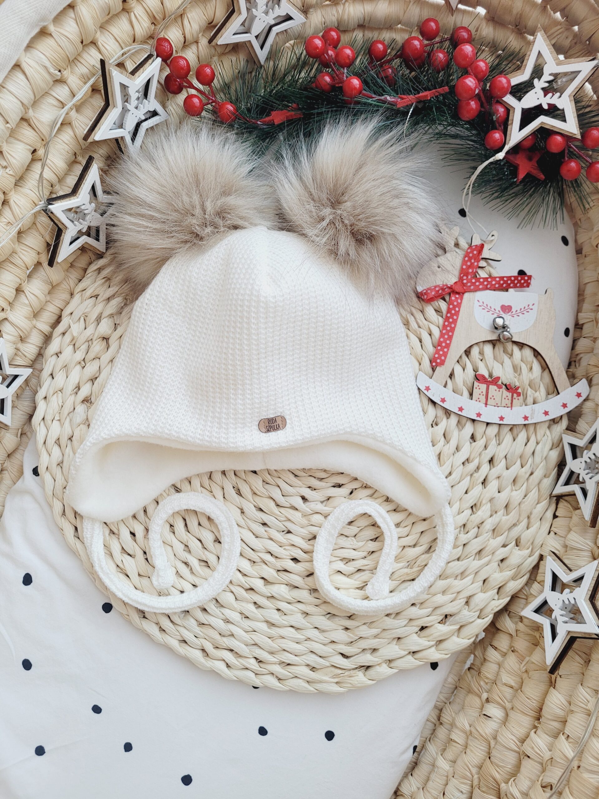 Czapka zimowa wiązana ecru z pomponami beż palony jasny