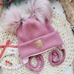 Czapka zimowa wiązana róż wrzosowy pompony różowe
