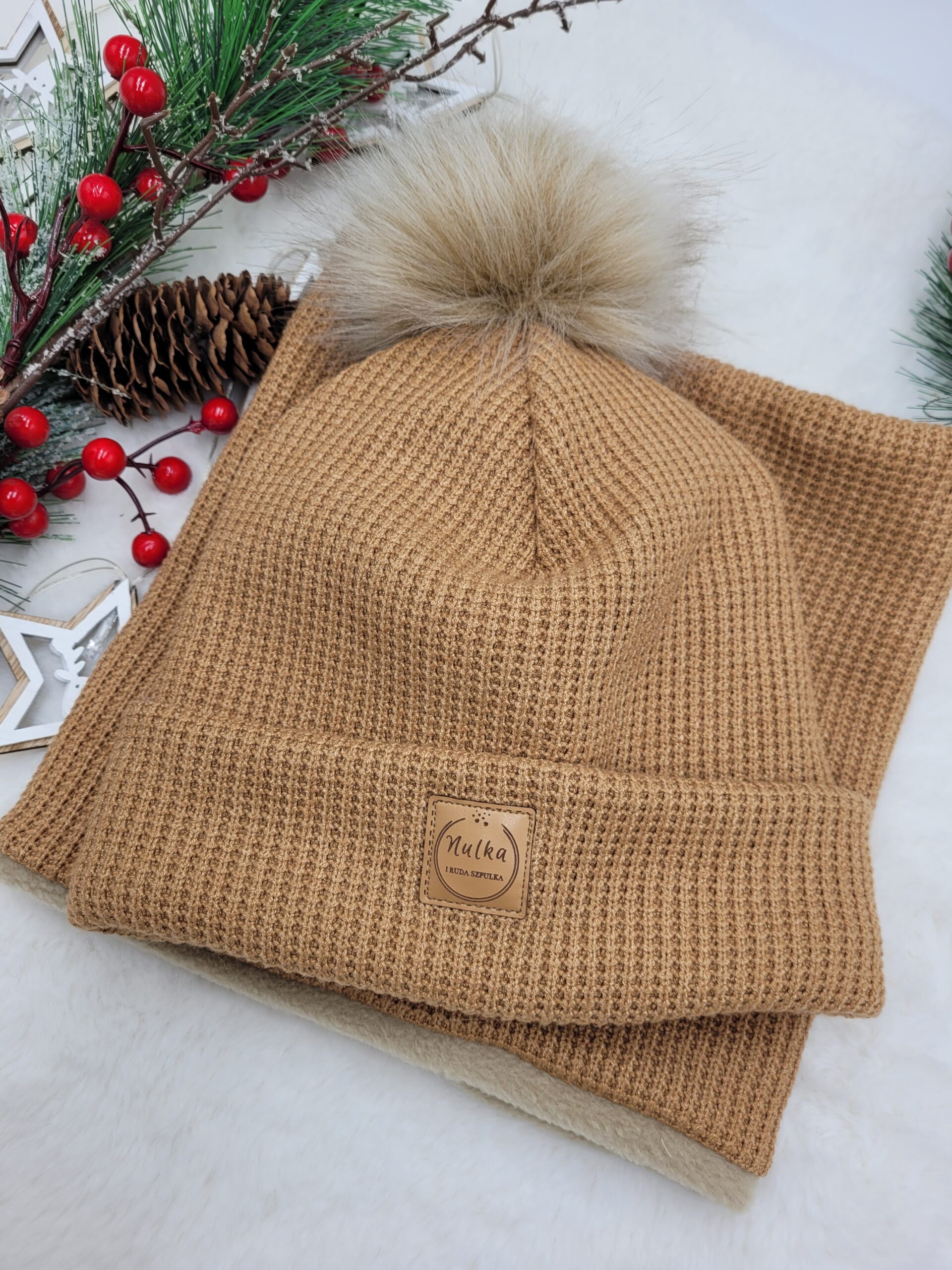 Komplet zimowy karmel z pomponem jasny beż palony