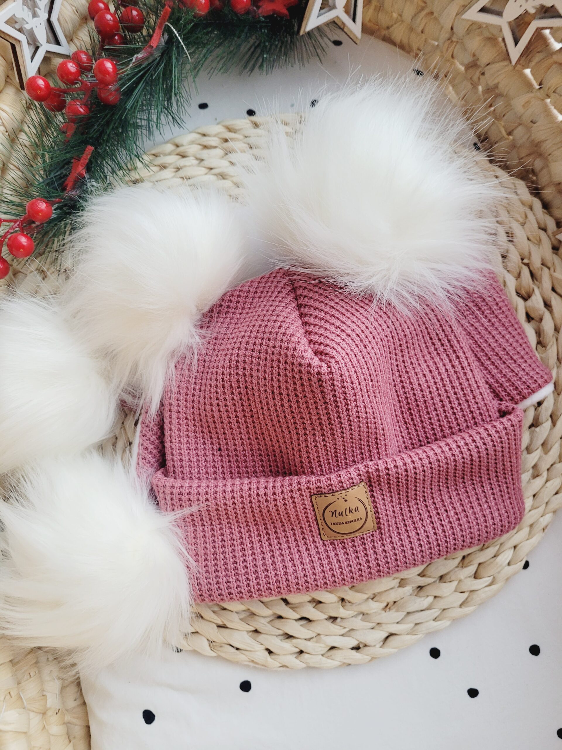 Komplet zimowy róż wrzosowy z białymi pomponami