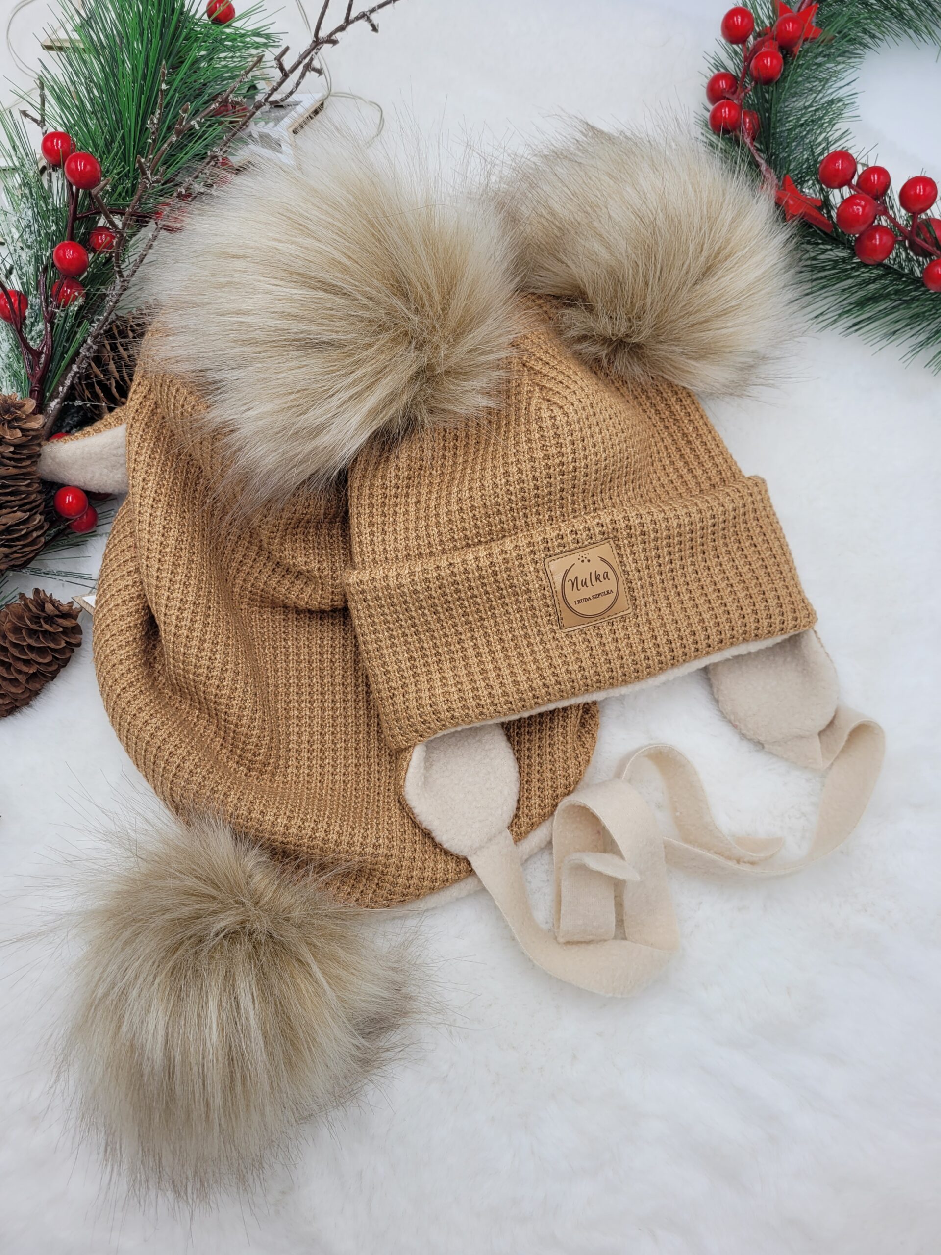 Komplet zimowy wiązany karmel z pomponami beż palony