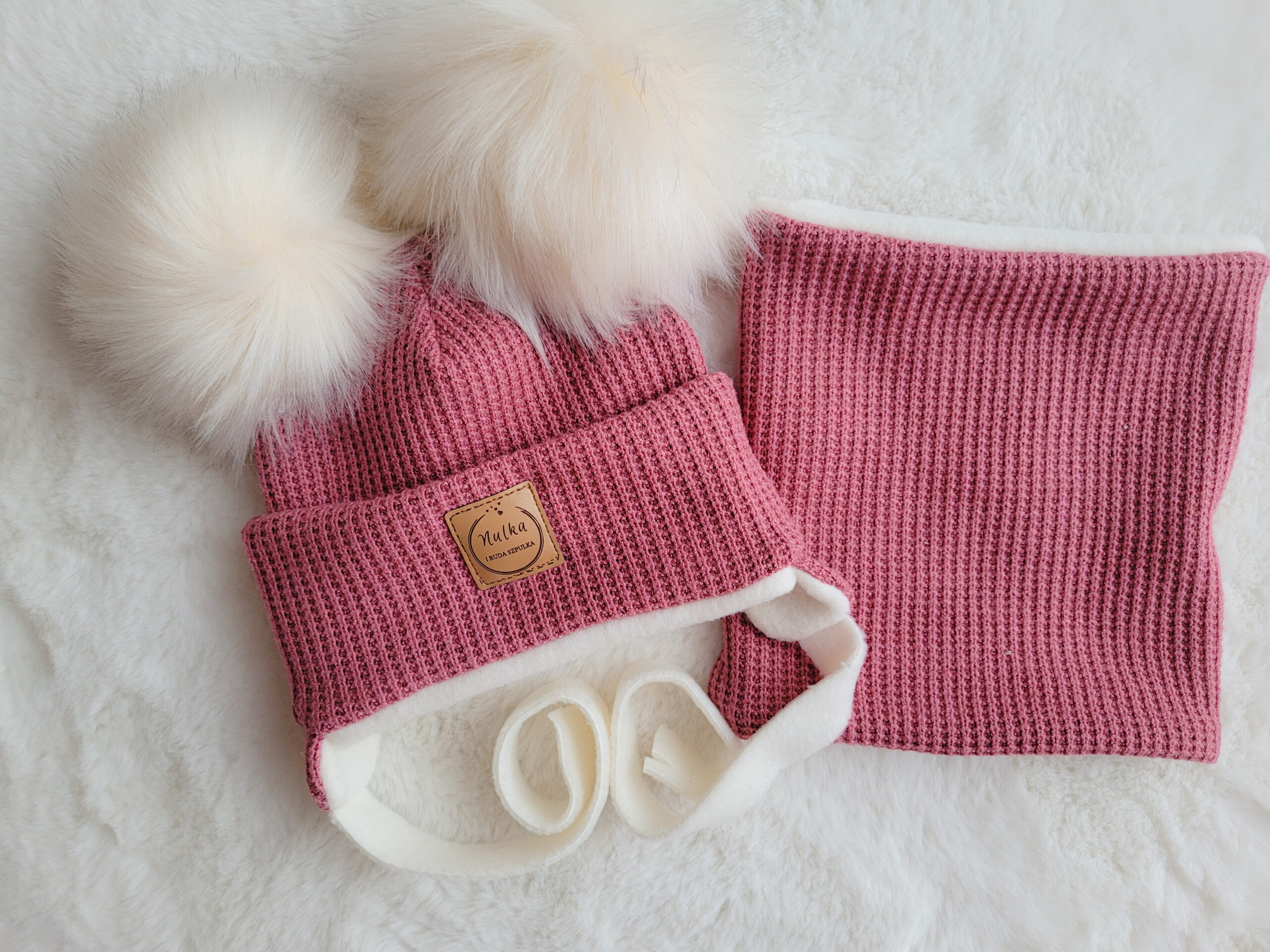 Komplet zimowy wiązany róż wrzosowy z pomponami wanilia