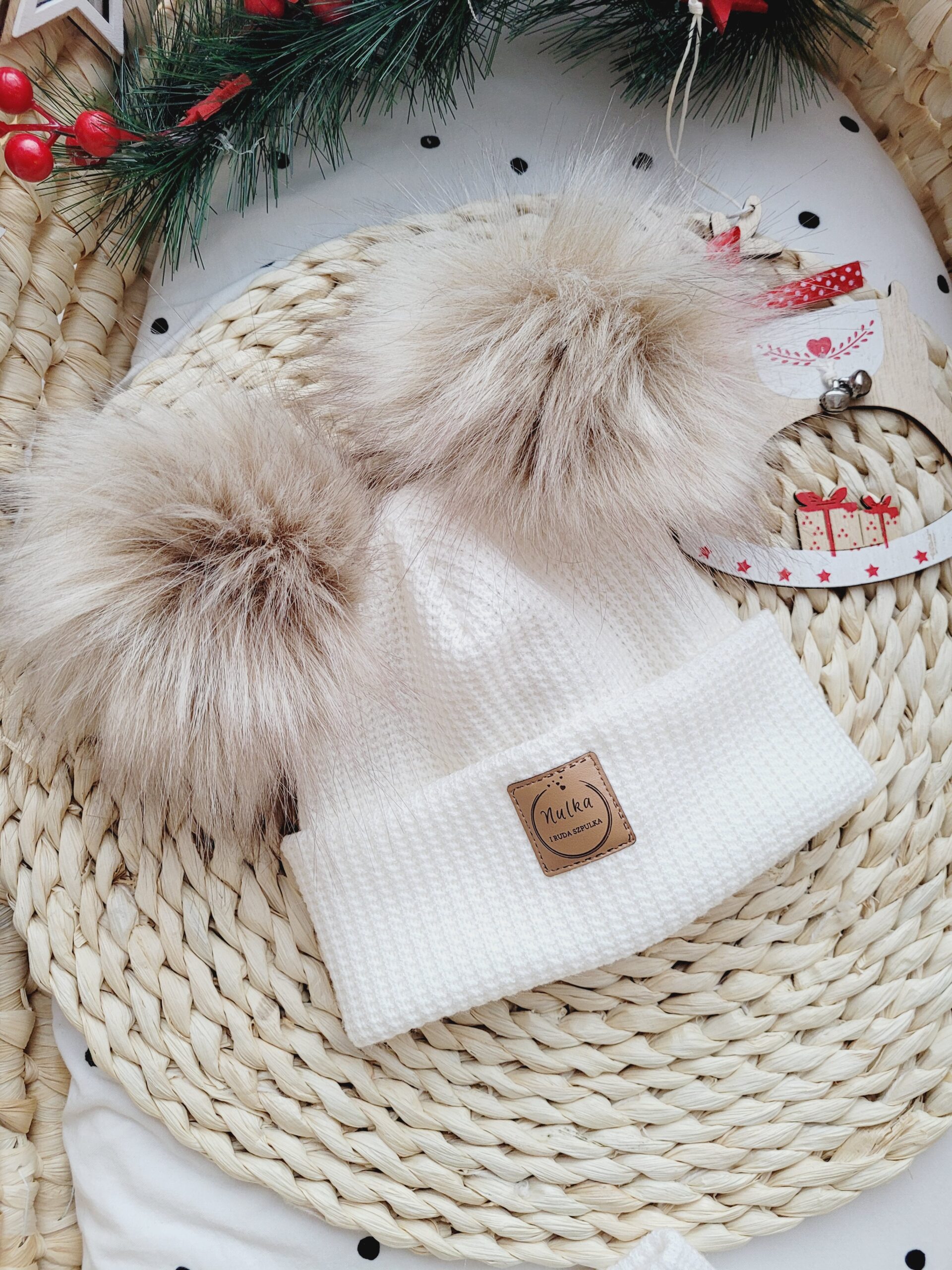 Zimowa czapka dziecięca ecru z pomponami beż palony