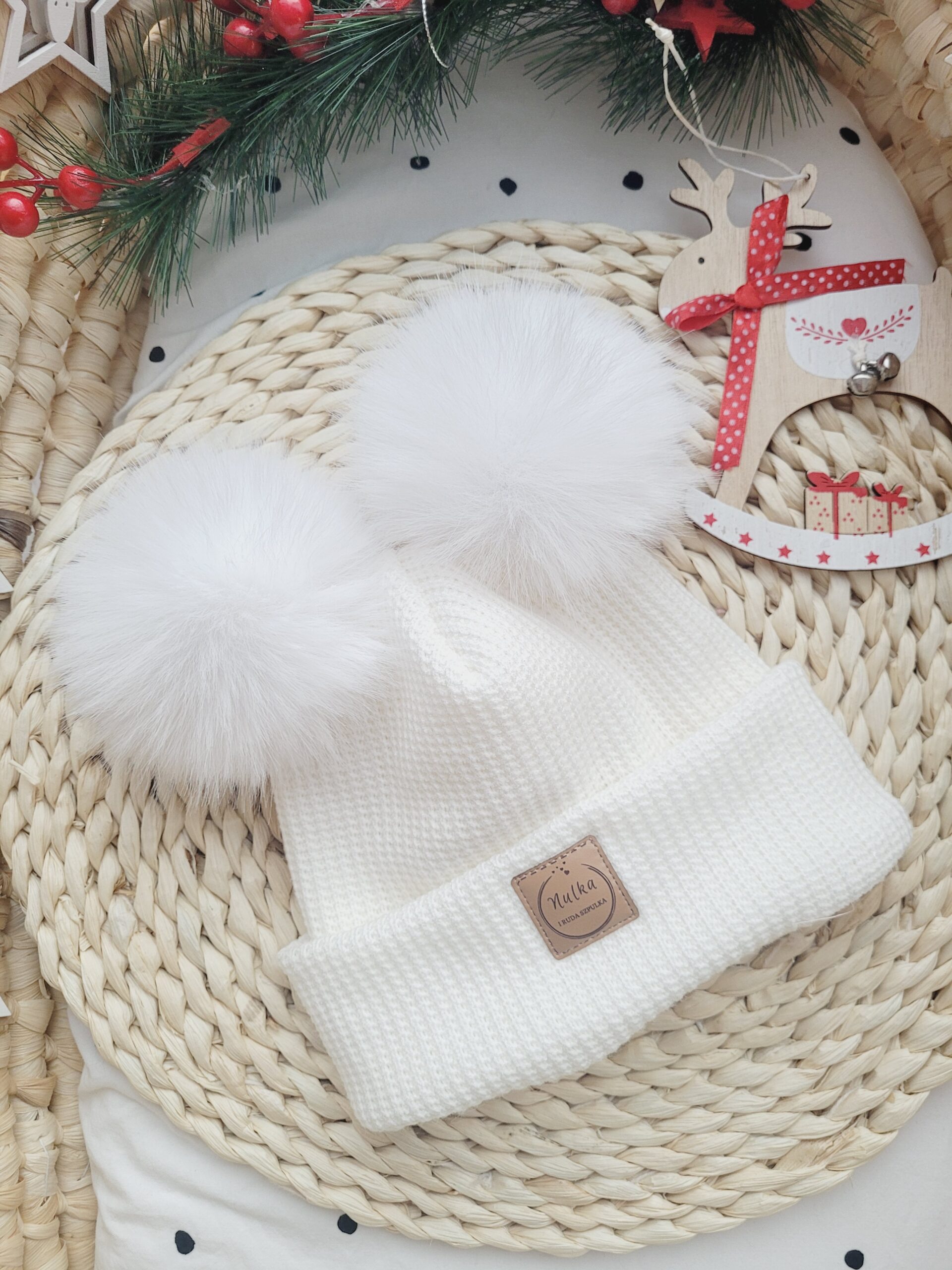 Zimowa czapka dziecięca ecru z pomponami białymi