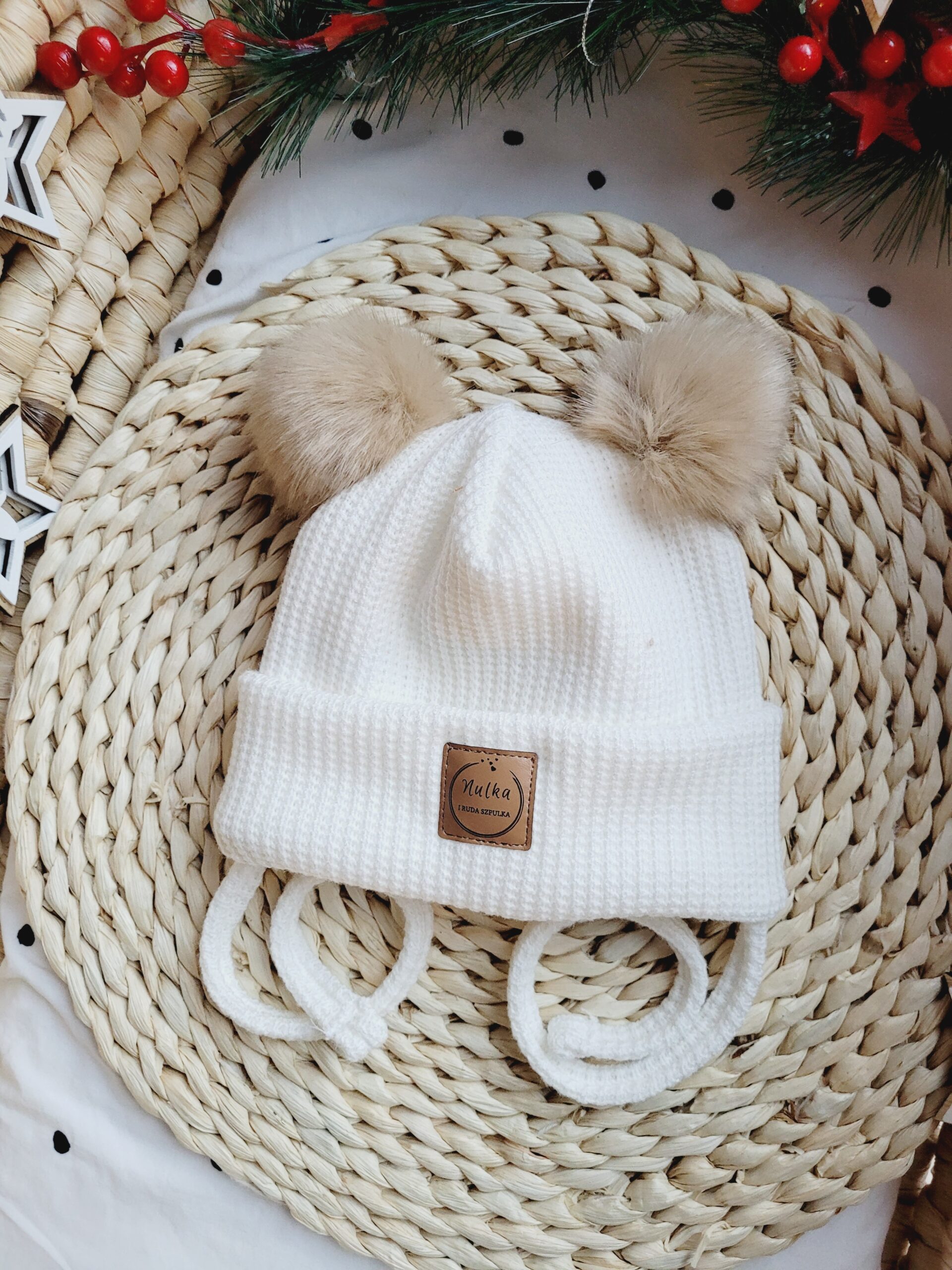 Zimowa czapka dziecięca ecru z pomponami mały beż