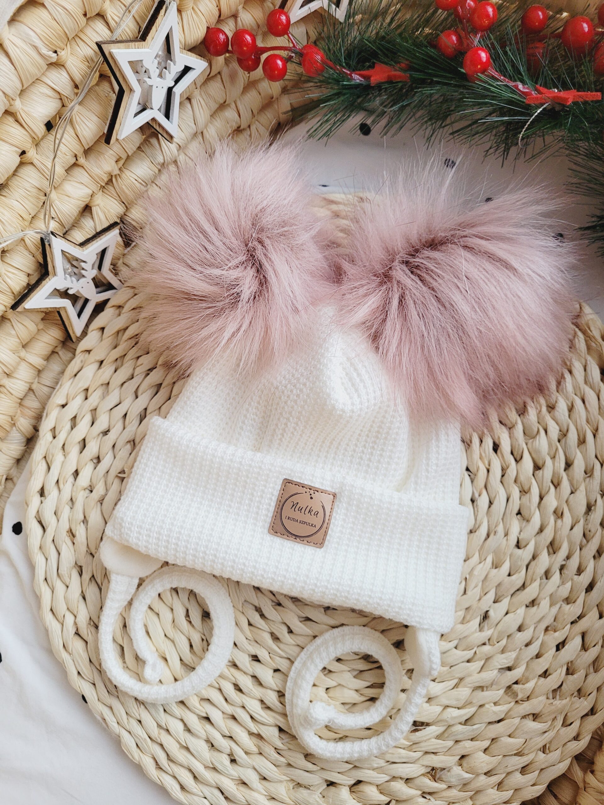 Zimowa czapka dziecięca ecru z pomponami róż
