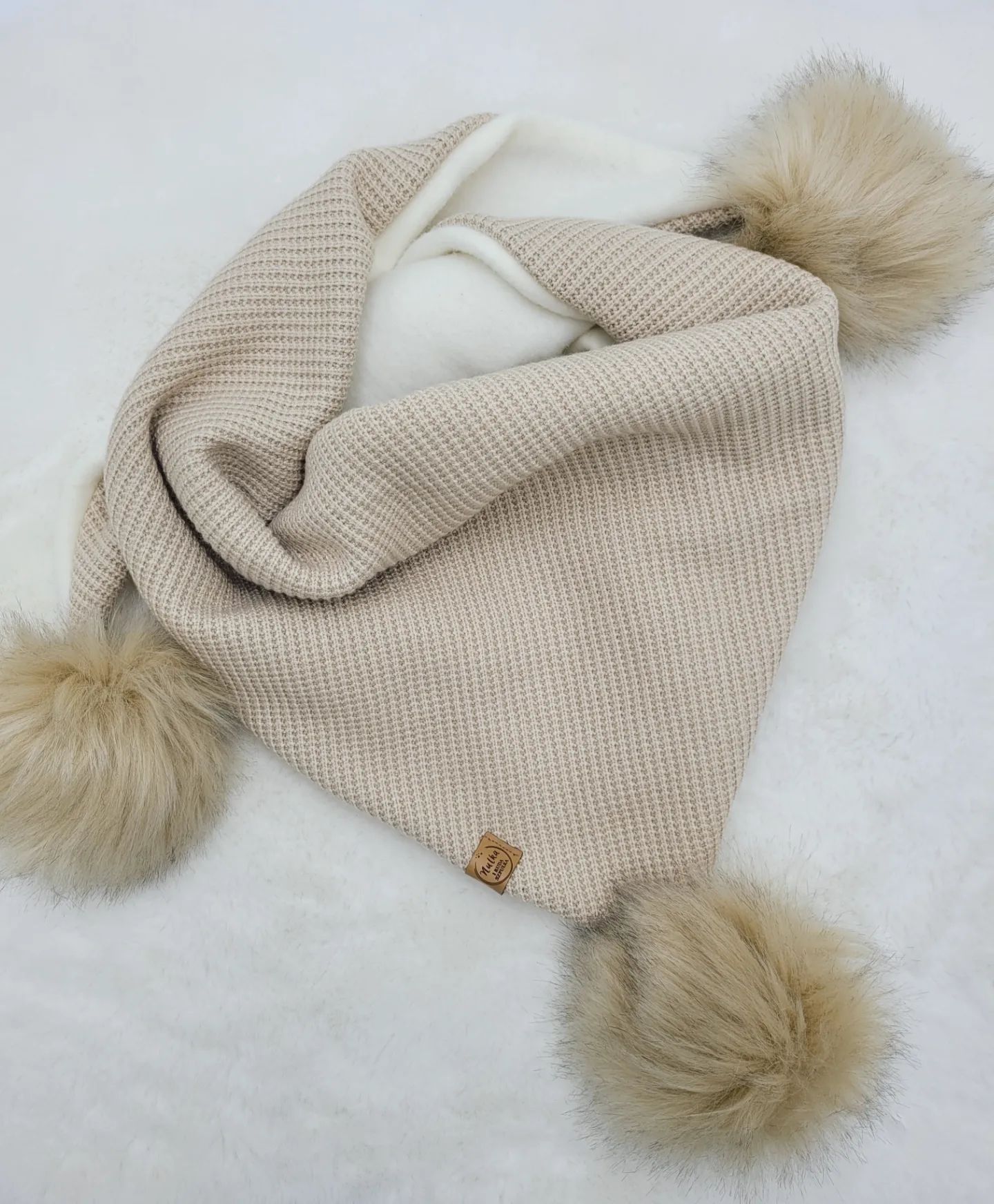 Chusta dziecięca zimowa z pomponami beż palony maxi beżowa