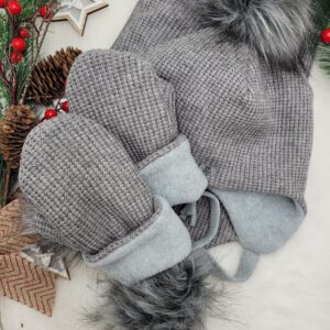 Czapka wiązana i szalik z pomponami w zestawie z rękawiczkami szare