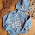 Bluza dziecięca z napisem Baby boy i czapka prążkowana z literą