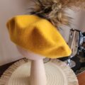 Beret dziewczęcy z pomponem miód brąz