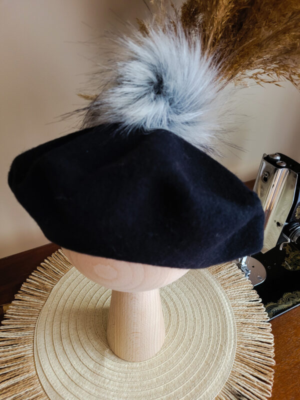 Beret dziewczęcy z pomponem szarym Beret dziewczęcy z pomponem szarym