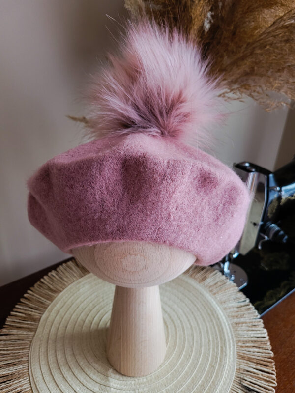 Beret dziewczęcy z pomponem różowym Beret dziewczęcy z pomponem różowym
