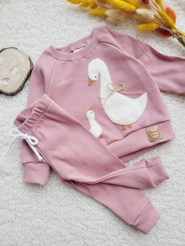 Bluza i legginsy prążkowane z gąską brudny róż Bluza i legginsy prążek gąski kolor różowy