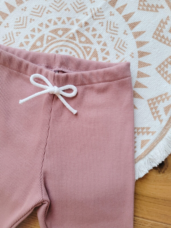 Legginsy prążkowane dla dziewczynki brudny róż sznurek bawełniany Legginsy prążkowane dla dziewczynki brudny róż sznurek bawełniany