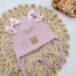 Czapka prążkowana wiązana z uszkami Peony pastelowy róż