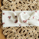 Opaska dziewczęca prążkowana z supełkiem w różyczki