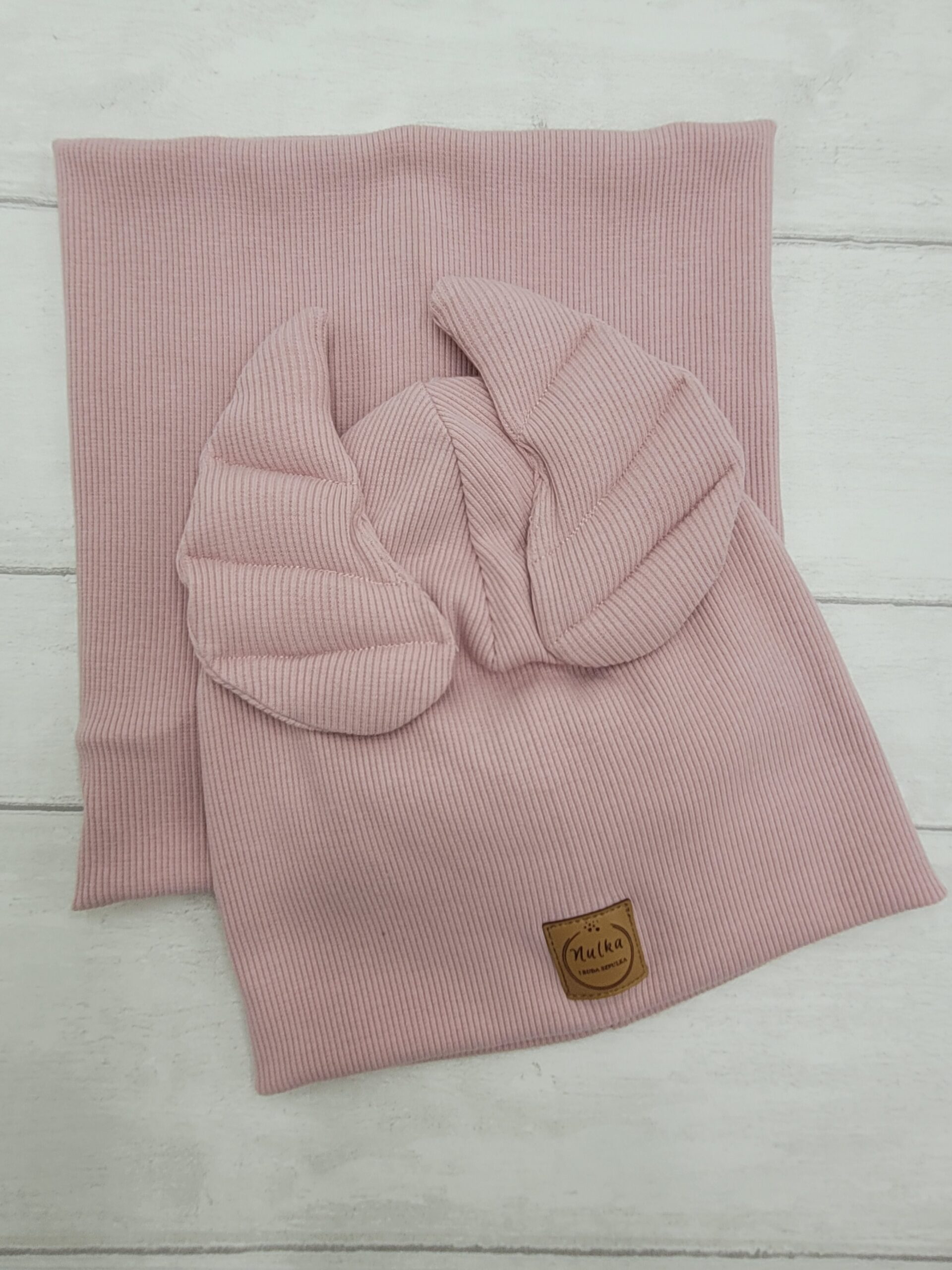 Komplet prążkowany ze skrzydłami róż pastelowy