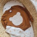 Bluza dziecięca z aplikacją misia z baranka legginsy prążkowane ciemny karmel