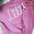 Bluza i legginsy prążkowane dla dziewczynki z napisem Lili kolor różowy