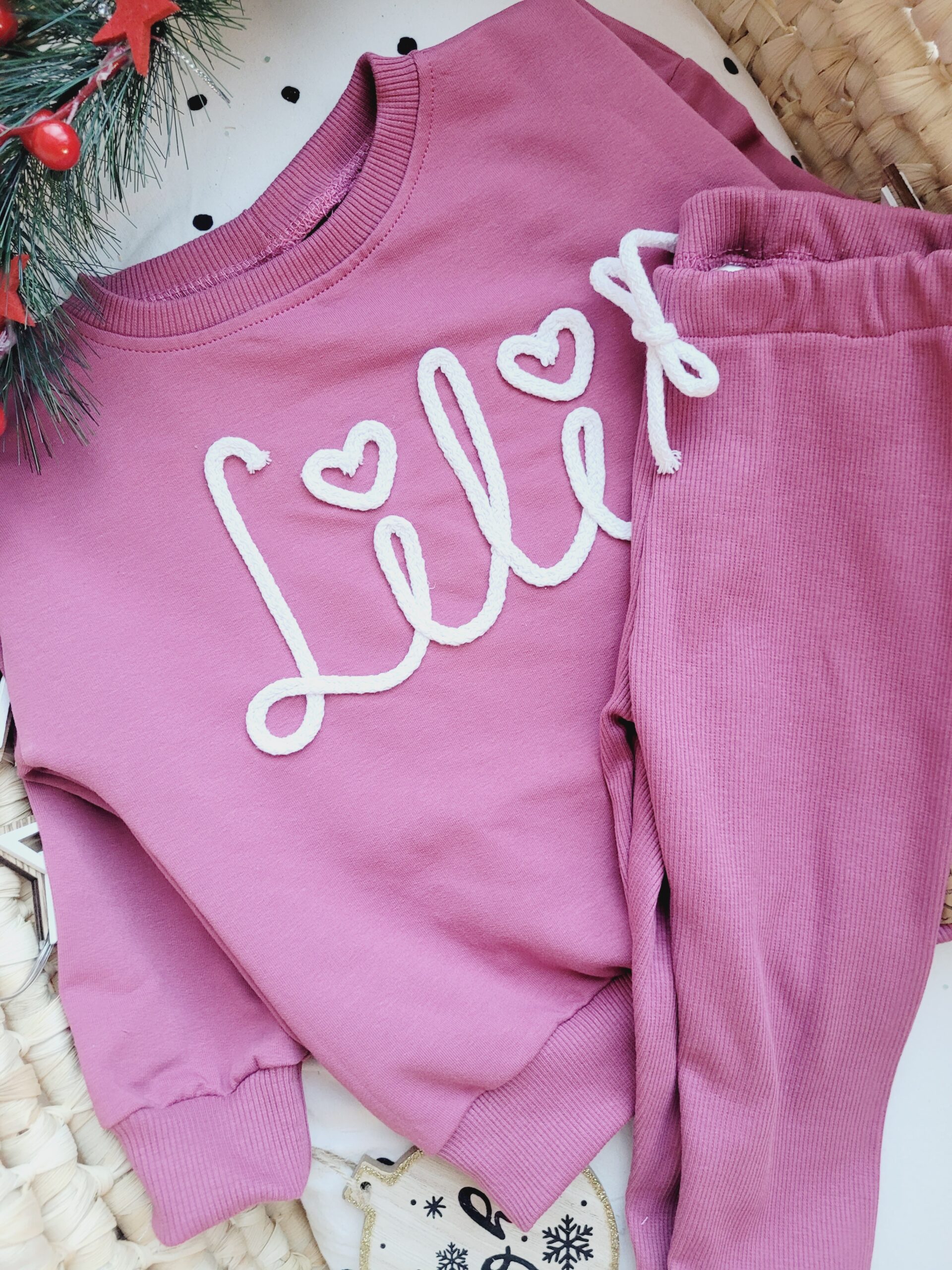 Bluza i legginsy prążkowane dla dziewczynki z napisem Lili kolor różowy