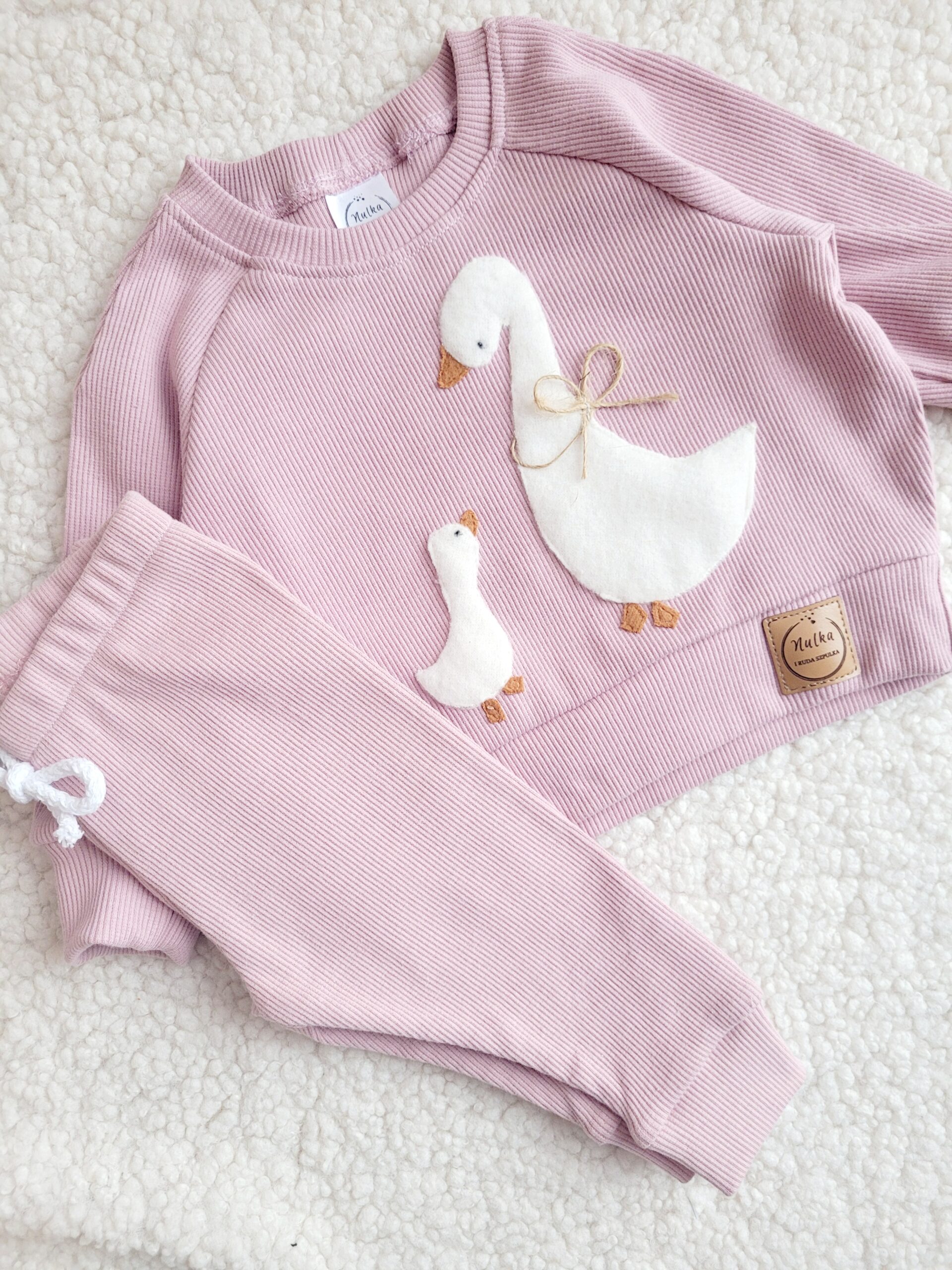 Bluza i legginsy prążkowane z gąskami róż pastelowy