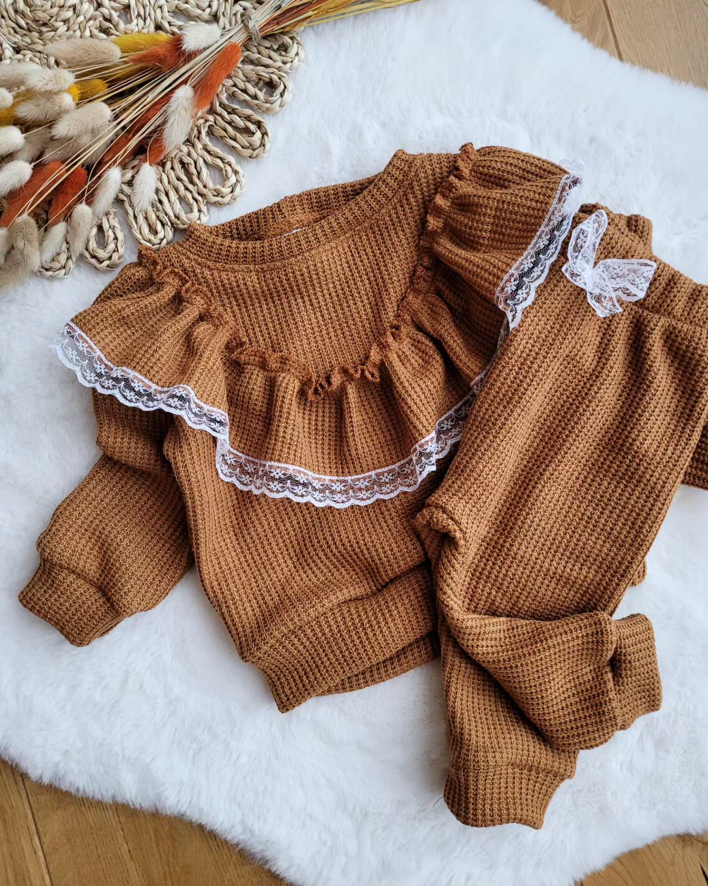 Sweterek z falbanką i spodnie dziecięce camel