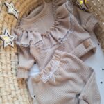 Komplet dziecięcy z falbanką jasny beż
