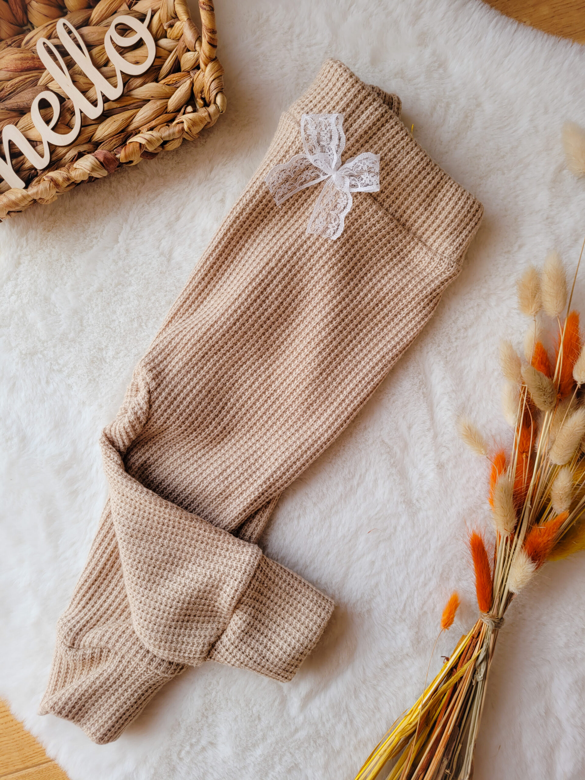 Spodnie dziecięce z dzianiny sweterkowej beż kokardka