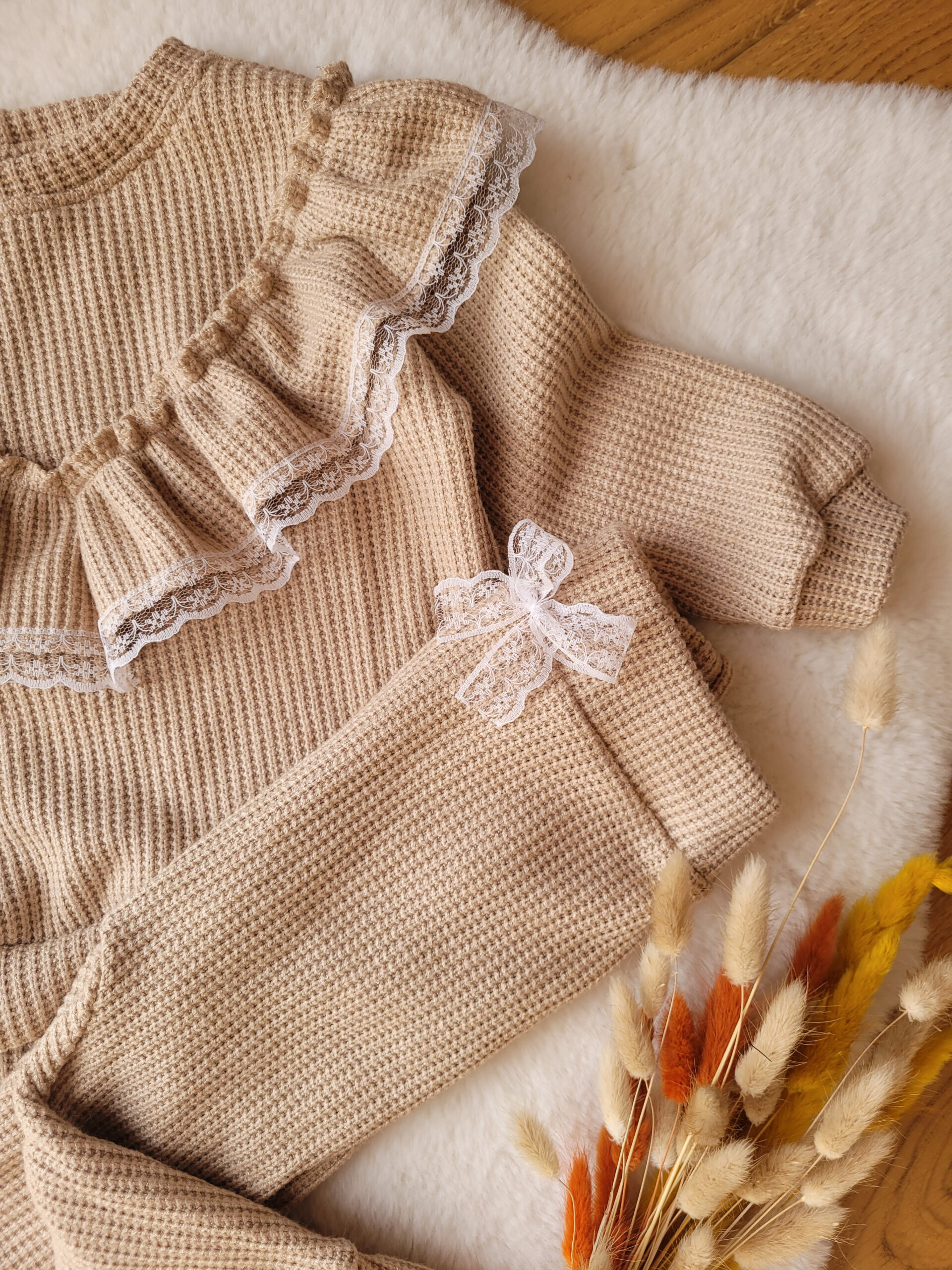 Sweterek z falbanką i spodnie z kokardką z dzianiny sweterkowej