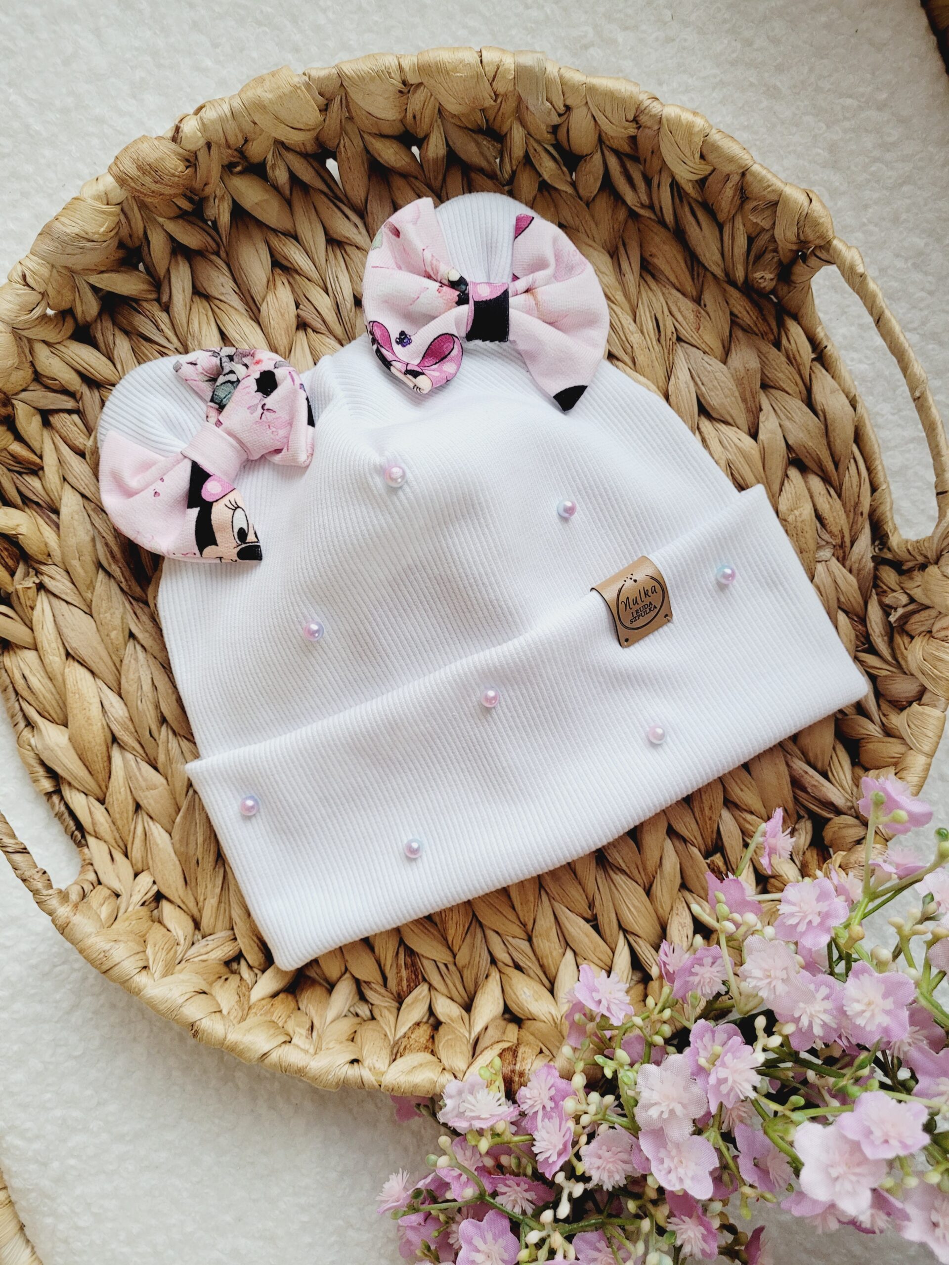 Czapka dla dziewczynki z kokardkami Minnie perełki ecru