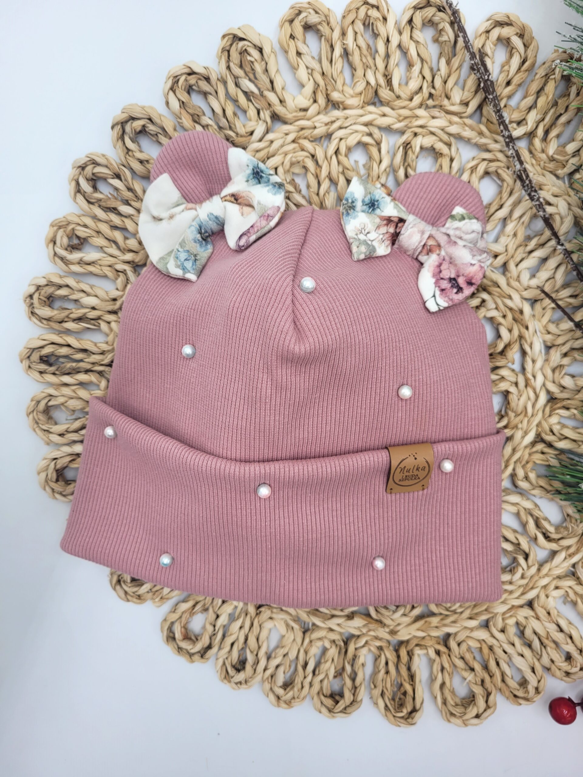 Czapka dla dziewczynki z kokardkami Purple Garden brudny róż perełki