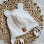 Czapka dziecięca z misiowymi uszkami prążkowana prosta ecru