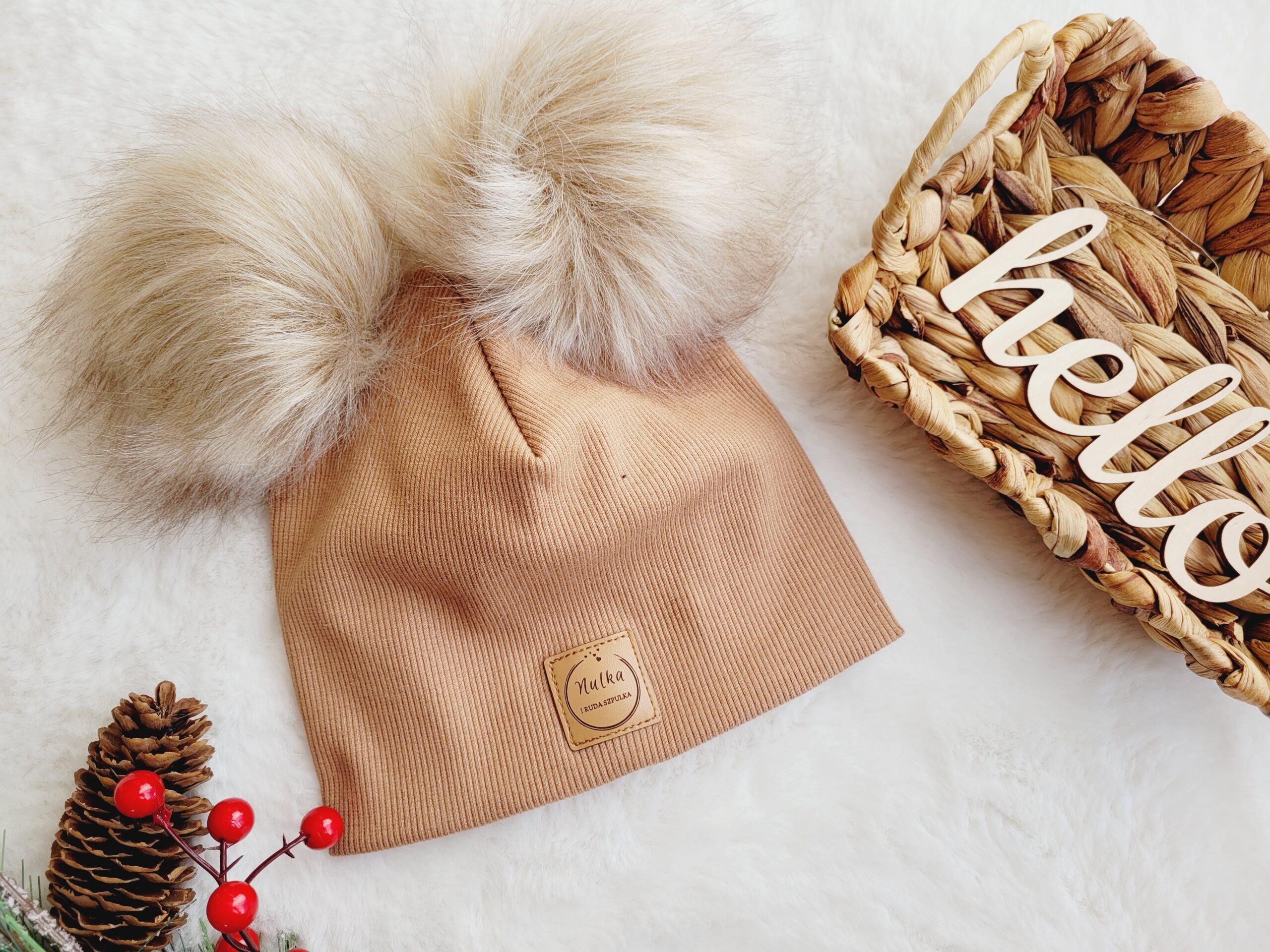 Czapka prosta prążkowana z pomponami karmelowy jasny