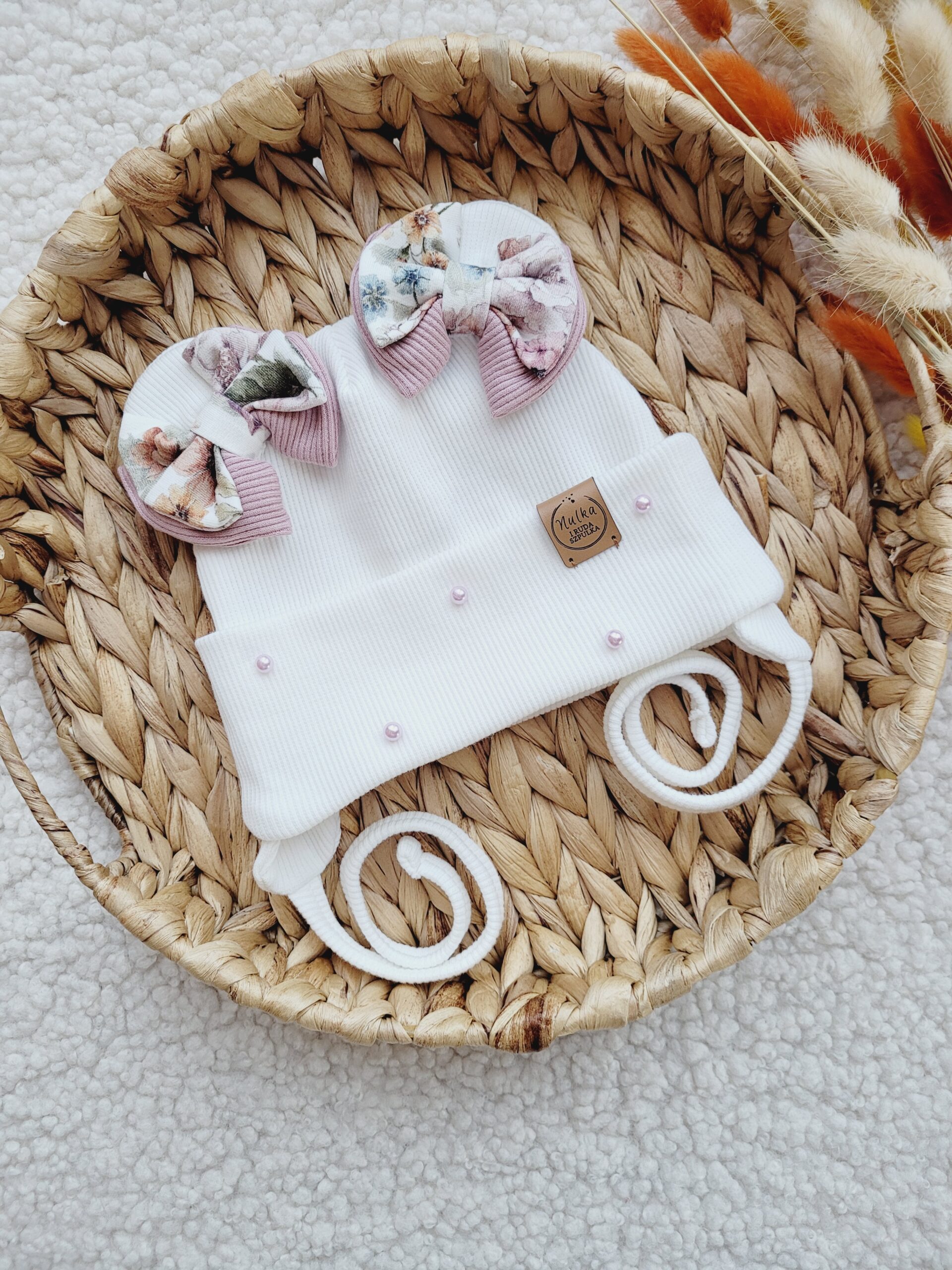 Czapka wiązana dla dziewczynki z kokardkami Purple Garden ecruperełki