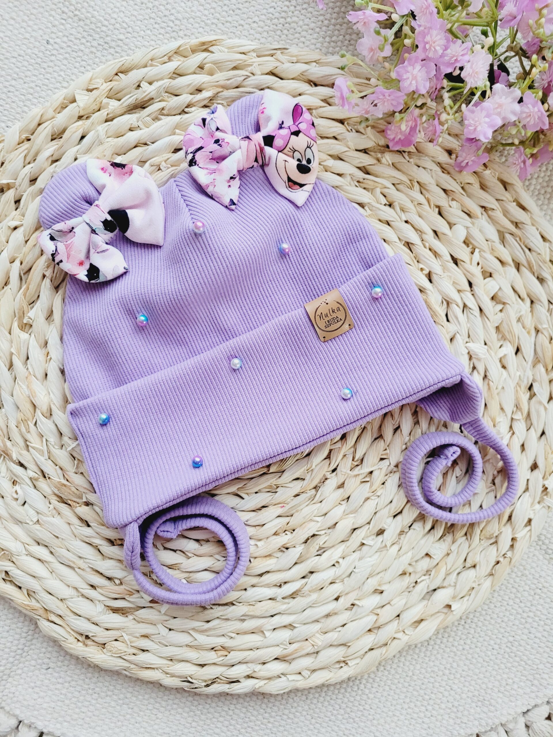 Czapka wiązana dla dziewczynki z kokardkami Minnie perełki lawenda