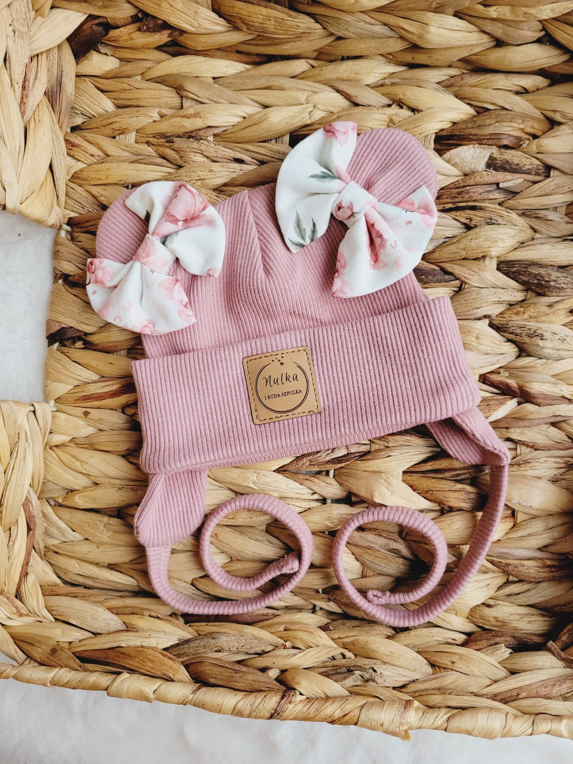 Czapka wiązana dla dziewczynki z kokardkami Peony brudny róż