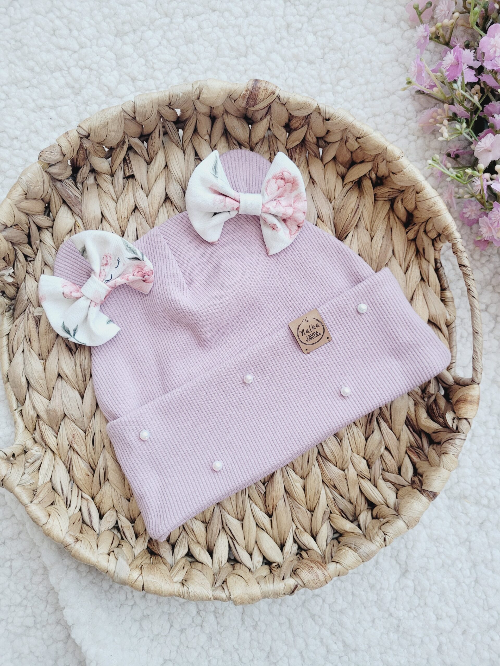 Czapka z kokardkami Peony perełki pastelowy róż