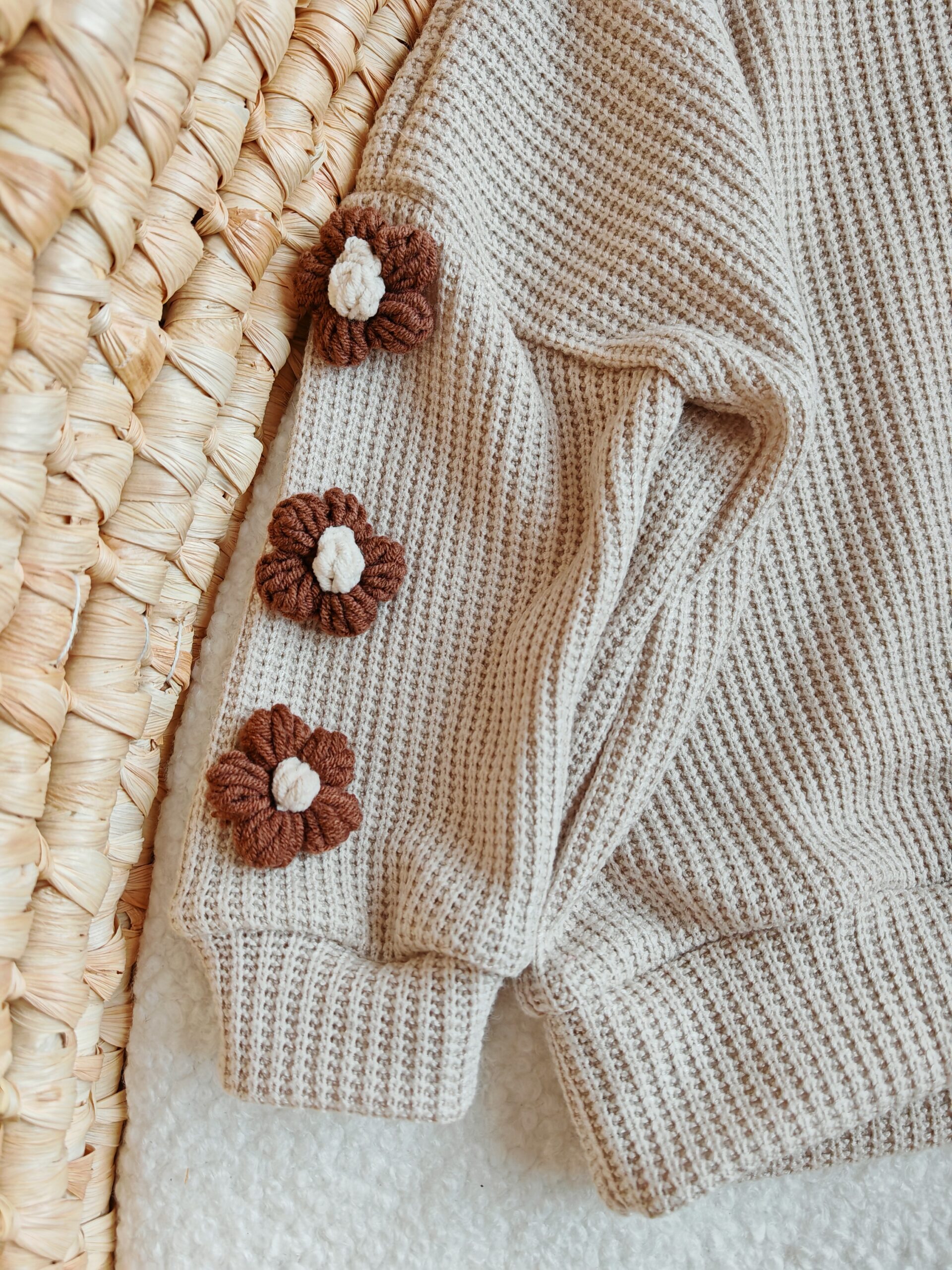 Sweterek dla dziewczynki beż kwiaty na rękawach brąz